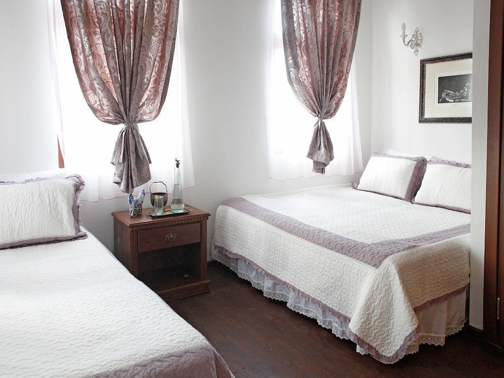 Marjolaine Hotel Айвалик Номер фото